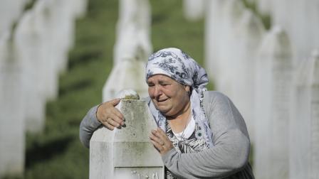 في مقبرة ضحايا مذبحة سربرنيتسا في البوسنة - 11 يوليو 2024 (سمير يورداموفيتش/ الأناضول)