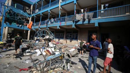 مشاهد من مدرسة الأونروا في النصيرات بعد قصفها من قبل قوات الاحتلال الإسرائيلي (مجدي فتحي/Getty)