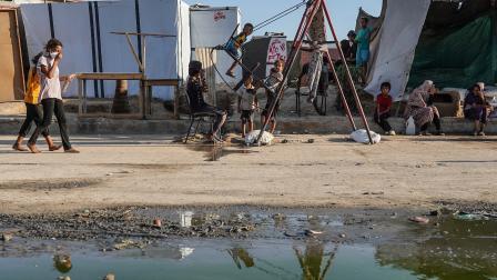 بركة مياه صرف صحي ونازحون فلسطينيون ومخاوف من شلل الأطفال في دير البلح وسط قطاع غظة - 19 يوليو 2024 (بشار طالب/ فرانس برس)