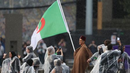 الوفد الجزائري يُذكّر بضحايا مجزرة نهر السين في باريس عام 1961، 26 تمّوز/ يوليو 2024 (Getty)