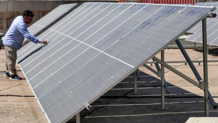 استخدام ألواح الطاقة الشمسية سيزداد في العراق (أحمد الربيعي/ فرانس برس)