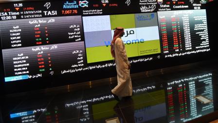 مستثمر سعودي يراقب البورصة في السوق المالية السعودية (فايز نور الدين/فرانس برس)