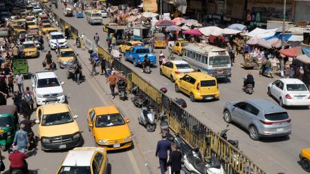 صف السيارات مهنة مربحة في العراق (كافح كازمي/Getty)