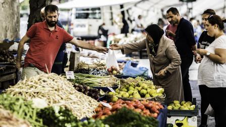 سوق خضار في إسطنبول (Getty)