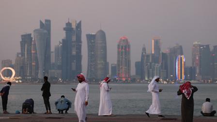 يتجمع الناس في كورنيش الدوحة، 9 فبراير 2024 (Getty)