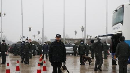 عناصر من الشرطة الصينية في بكين، 5 مارس 2024 (إيمري أيتكين/الأناضول)