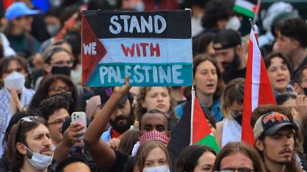 متظاهرون في مسيرة بنيويورك رافضة للحرب على غزة، 1 مايو 2024 (الأناضول)