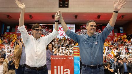 سانشيز (يمين) وسلفادور إيلا خلال تجمع انتخابي في كتالونيا (Getty)