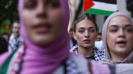 مظاهرة لطلاب مؤيدين لفلسطين خارج جامعة كولومبيا في مدينة نيويورك، 23 مايو 2024 (كينا بيتانكور/ فرانس برس)
