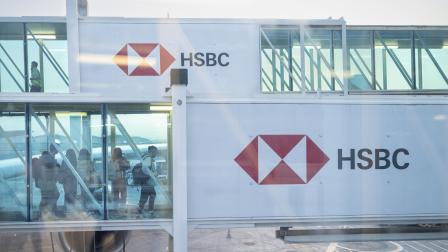 شعار HSBC على أحد خراطيم بوابات مطار دبي الدولي، 1 يونيو 2024 (بودرول شوكروت/ Getty)