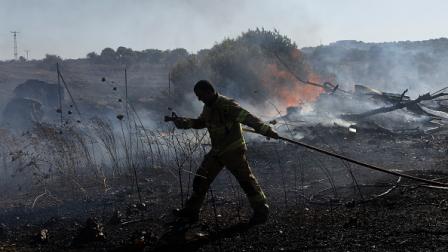 حرائق إسرائيل بسبب الصواريخ من لبنان/رجل إطفاء في ريموت نفتالي 4/6/2024 (أمير ليفي/Getty)