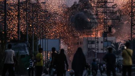 نيران مشتعلة في دير البلح في غزة إثر قصف إسرائيلي، 6 يونيو 2024 (الأناضول)