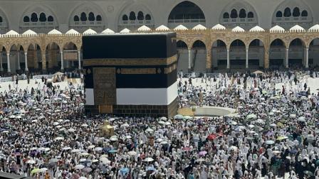 آلاف الحجاج يؤدون صلاة الجمعة بالمسجد الحرام حول الكعبة، 7 يونيو 2024(عصام الريماوي/ الأناضول)