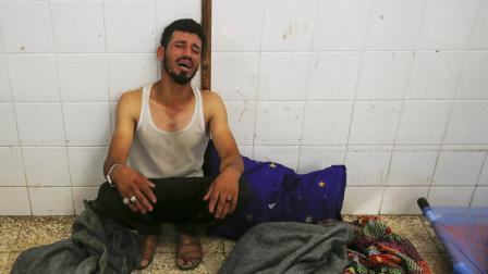 رجل يبكي أحباءه في مستشفى شهداء الأقصى في دير البلح، 8 يونيو 2024 (أشرف عمرة/الأناضول)