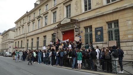 احتجاج على الانتخابات الأوروبية أمام مدرسة هنري الرابع الثانوية اليوم بباريس (الأناضول)