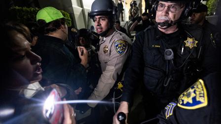الشرطة في مواجهة نشطاء مؤيدين لفلسطين في جامعة كاليفورنيا لوس أنجليس، في 10 يونيو 2024 (فرانس برس)