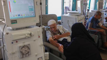 مريض يتلقى العلاج بمركز غسيل الكلى بمستشفى الشفاء بغزة، 11 يونيو 2024 (فرانس برس)