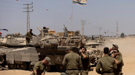 جنود إسرائيليون قرب دبابات على الحدود مع غزة، 18 يونيو 2024 (Getty)