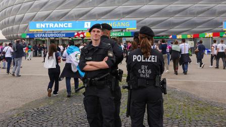 الشرطة الألمانية تؤمن محيط ملعب كرة قدم، ميونيخ 14 يونيو 2024 (يورغن فروم/Getty)