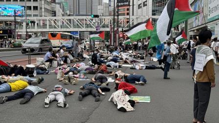 يابانيون يستلقون على الأرض للتعبير عن اعتراضهم على الحرب على غزة 22 يونيو 2024 (Getty)