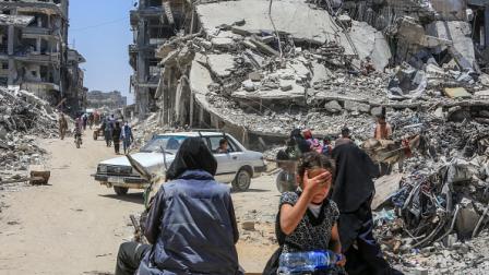 فلسطينيون وسط أنقاض المباني بخانيونس، 24 يونيو 2024 (الأناضول)