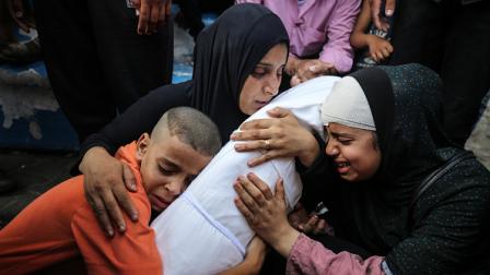 وداع شهداء قضوا في قصف إسرائيلي وسط قطاع غزة (Getty)
