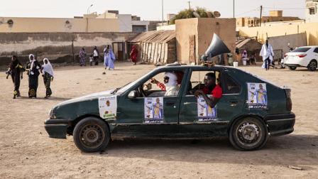 أنصار للمرشح بيرام الداه عبيد خلال تجمع انتخابي في نواكشوط، 26 يونيو 2024 (فرانس برس)