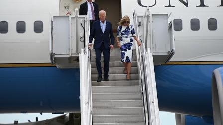 جو بايدن رفقة زوجته أثناء وصوله لمطار بولاية نيويوك، 29 يونيو 2024 (الأناضول)