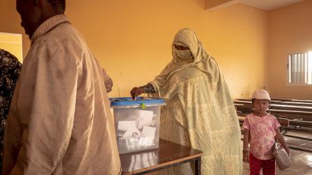 إمرأة موريتانية تدلي بصوتها، نواكشوط 29 يونيو 2024 (ميشيل كاتاني/فرانس برس)