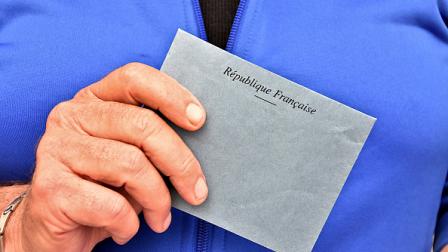 مظروف بطاقة اقتراعه في الانتخابات البرلمانية في فرنسا، 30 يونيو 2024 (جيرارد بوتينو/Getty)