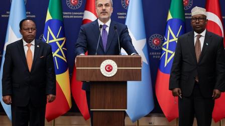 وزير الخارجية التركي يتوسط وزيري خارجية إثيوبيا (يسار) والصومال (مراد جوك/الأناضول)