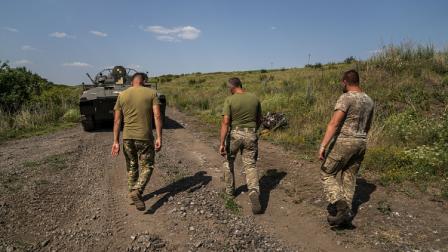 جنود في الجيش الأوكراني يختبرون كاسحة ألغام، 3 يوليو 2024 (Getty)