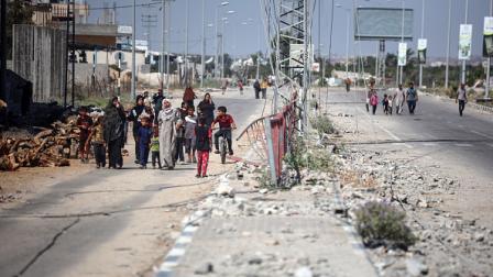 نازحين فلسطينيين يتوجهون لجنوب غزة بعد أوامر الاحتلال، 11 يوليو 2024 (Getty)