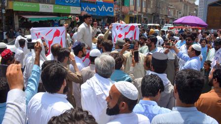 باكستانيون يحتجون بعد مهاجمة المركز الرئيسي لجيش بلادهم في بنو، 16 يوليو 2024 (فرانس برس)