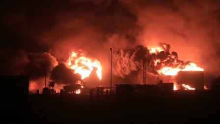 حريق بمنشأة لتخزين لنفط إثر الغارات الإسرائيلية على الحديدة، 20 يوليو 2024 (فرانس برس)