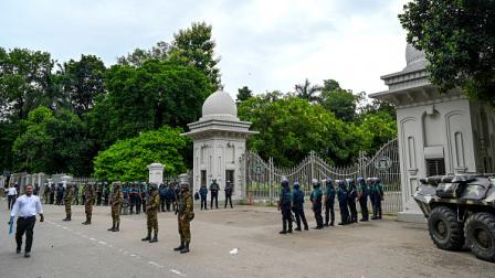 جنود يحيطون بمنبى المحكمة العليا في بنغلادش، داكا 21 يوليو 2024 (منير أوز زمان/فرانس برس)
