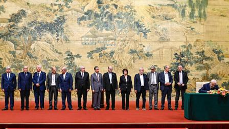 ممثلو فصائل فلسطينية مع وزير الخارجية الصيني وانغ يي في بكين، 23 يوليو 2024 (فرانس برس)