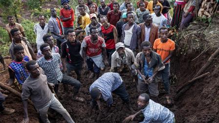 يحفرون في الوحل بحثًا عن ناجين جنوب إثيوبيا،24 يوليو 2024 (فرانس برس)