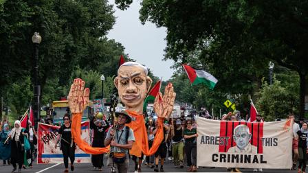 متظاهرون يحملون دمية نتنياهو قرب البيت الأبيض، واشنطن 25 يوليو2024 (أندرو توماس/فرانس برس)