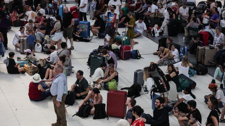 مسافرون عالقون في محطة قطارات بباريس، 31 يوليو 2024 (فرانس برس)