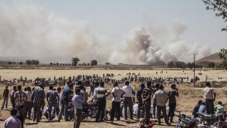 سوريون قرب الحدود مع اندلاع اشتباكات في عين العرب 25-6-2015 الأناضول