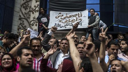 صحافيون يحملون لافتة كتب عليها: "أنا صحفي ولست إرهابيا" خلال تظاهرة في القاهرة، 4 مايو 2016(خالد دسوقي/فرانس برس)