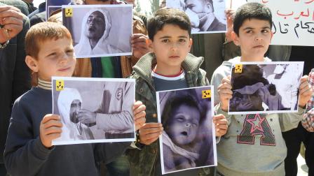 ناجون من هجوم كيميائي يحتجون على الأسد بإدلب،7 إبريل 2017 (الأناضول)