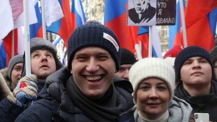 نافالنايا وزوجها الراحل نافالني خلال مسيرة وطنية في موسكو، 25 فبراير 2018 (Getty)