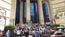 مئات المعلمين يتظاهرون أمام "الصحافيين"