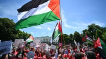 متظاهرون ضدّ الإبادة الصهيونية أمام البيت الأبيض في واشنطن، 8 حزيران/ يونيو 2024 (Getty)